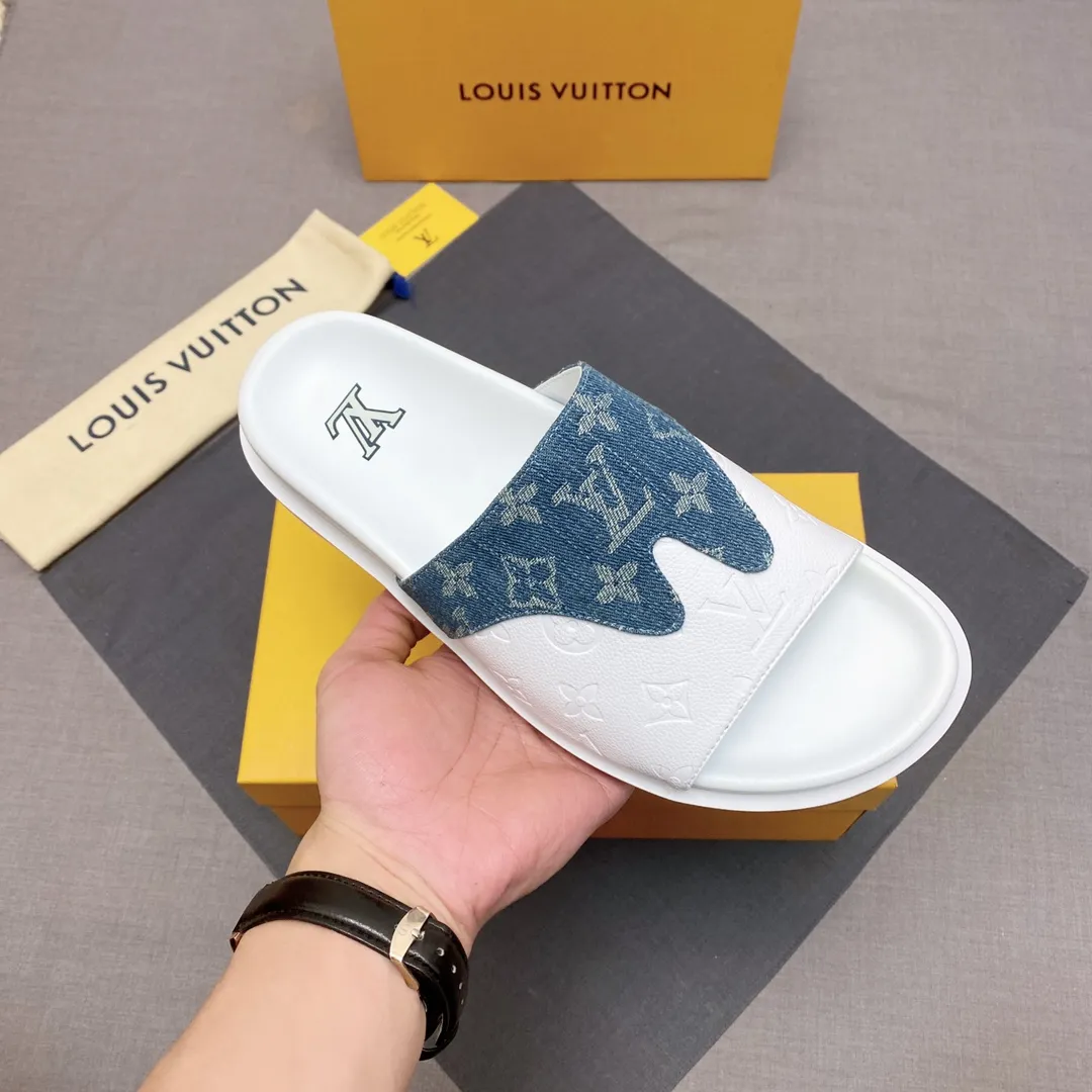 P300 🔍Top purchasing agent LV men's spring and summer slippers counter synchronization. The uppers are made of cowhide fabric imported from Italy, with logo graphics and high-quality craftsmanship. The soles are: original soles specially provided by the original factory. Exclusive molded soles are super comfortable. Original factory follow-up orders. 🔍🔍High quality. You can enter and leave the counter at will. Welcome to compare. Code number 38-45 No. 058